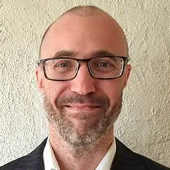 En mann med skjegg og briller